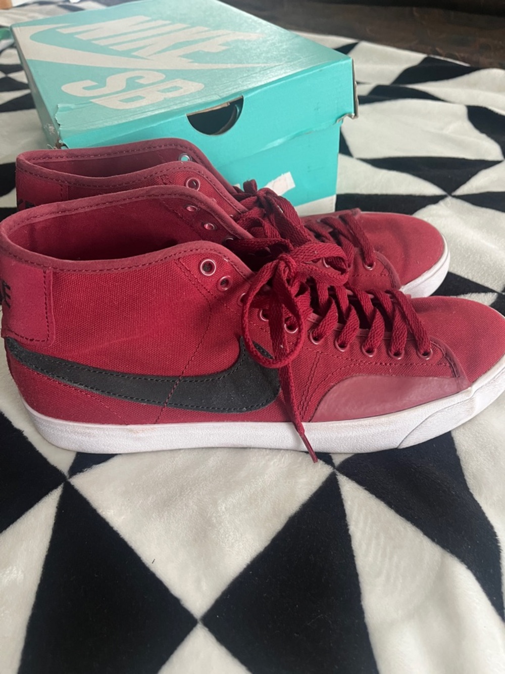 Nike SB Blazer Court
Mid Maroon Black
FB1378-604 10.5 men's/womens